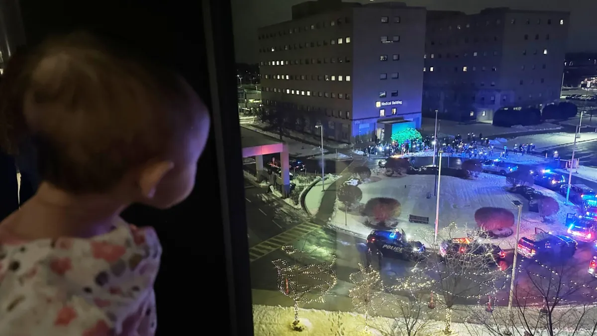 یک سنت شبانه برای کودکان بیمارستان میشیگان نور و امید به ارمغان می آورد