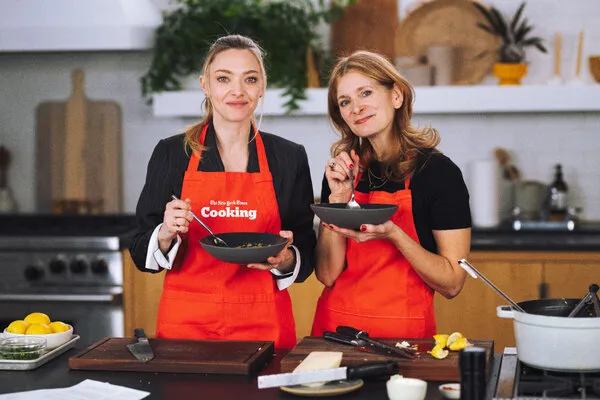 آماندا سیفرید با ملیسا کلارک آشپزی می کند