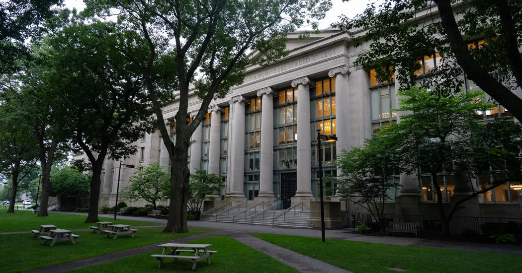 در بسیاری از دانشکده های حقوق برتر، ثبت نام دانشجویان سیاه پوست همچنان کاهش می یابد