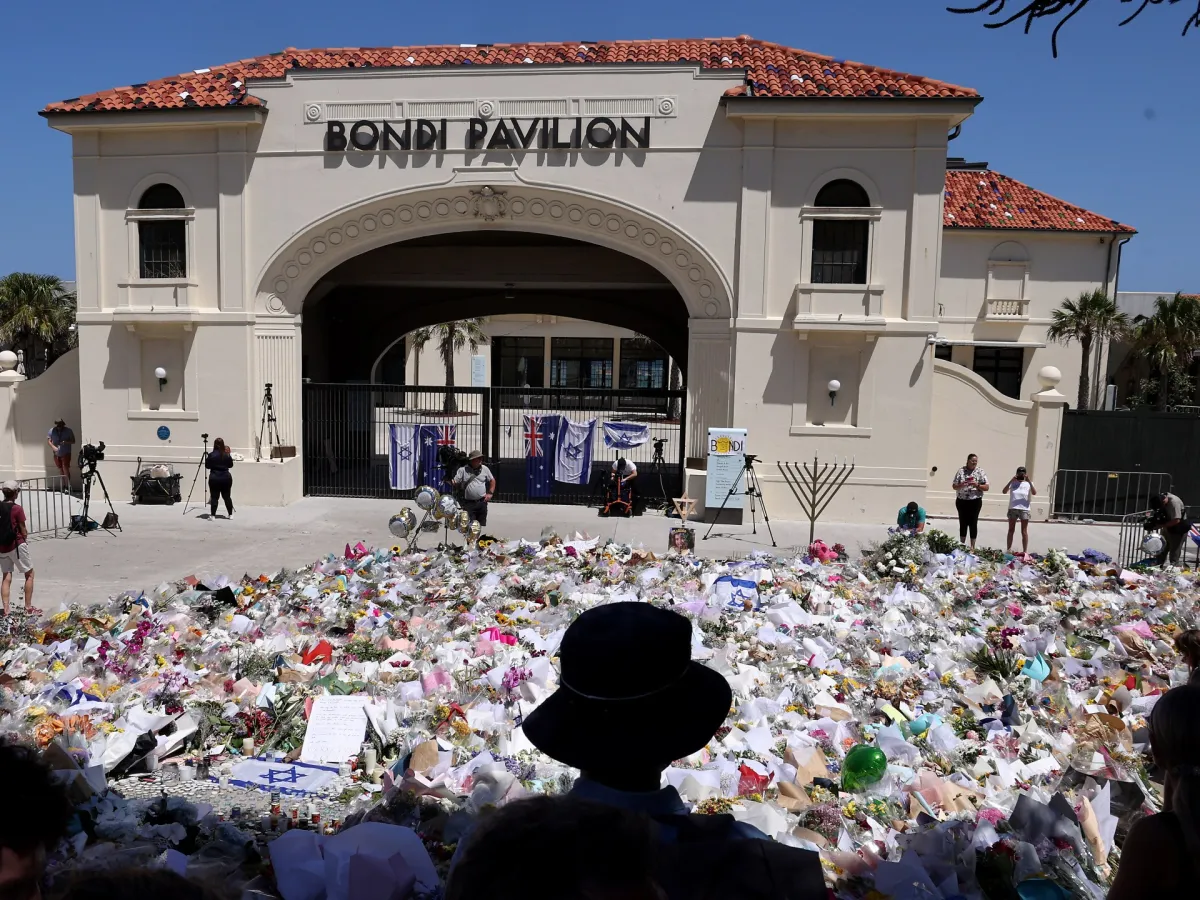 پلیس استرالیا مهاجم بازمانده ساحل بوندی را در اولین مراسم تشییع جنازه متهم کرد