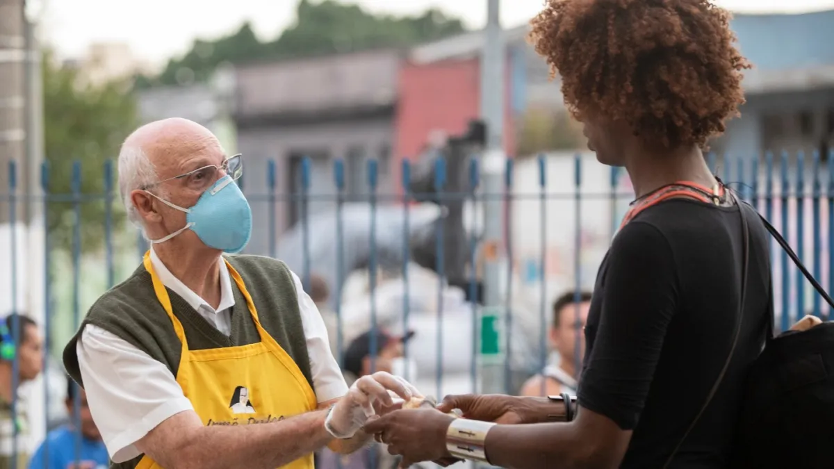 کاردینال برزیلی به یک کشیش محبوب کاتولیک دستور می دهد در پی حملات جناح راست، آفلاین شود