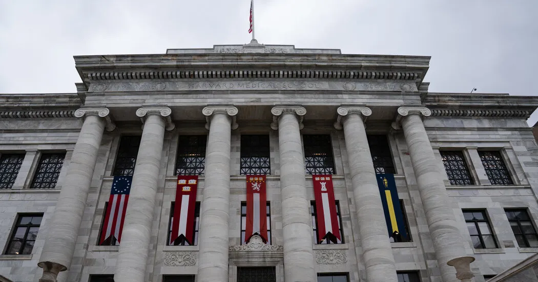 مدیر سابق سردخانه پزشکی هاروارد که اعضای بدن خود را فروخته بود به 8 سال حبس محکوم شد.