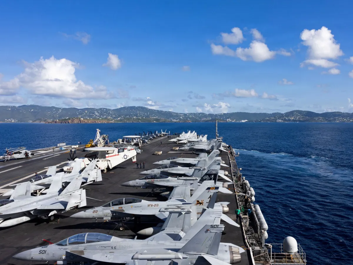 دستیار ارشد ترامپ پیشنهاد می کند که هدف حملات قایق ها سرنگونی مادورو ونزوئلا است