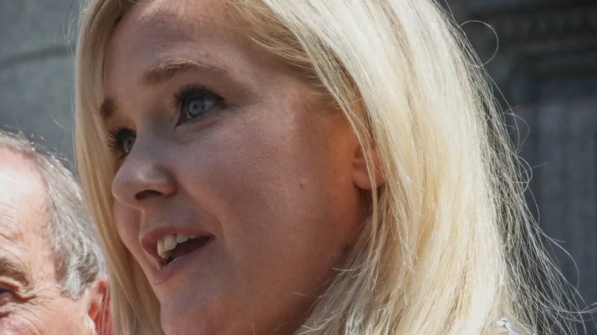 کتاب خاطرات ویرجینیا رابرتز گیفر 1 میلیون نسخه در سراسر جهان فروخته است