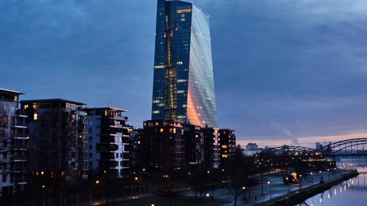 بانک مرکزی اروپا نرخ‌ها را بدون تغییر می‌گذارد و اقتصاد نشانه‌هایی از رشد متوسط ​​را نشان می‌دهد