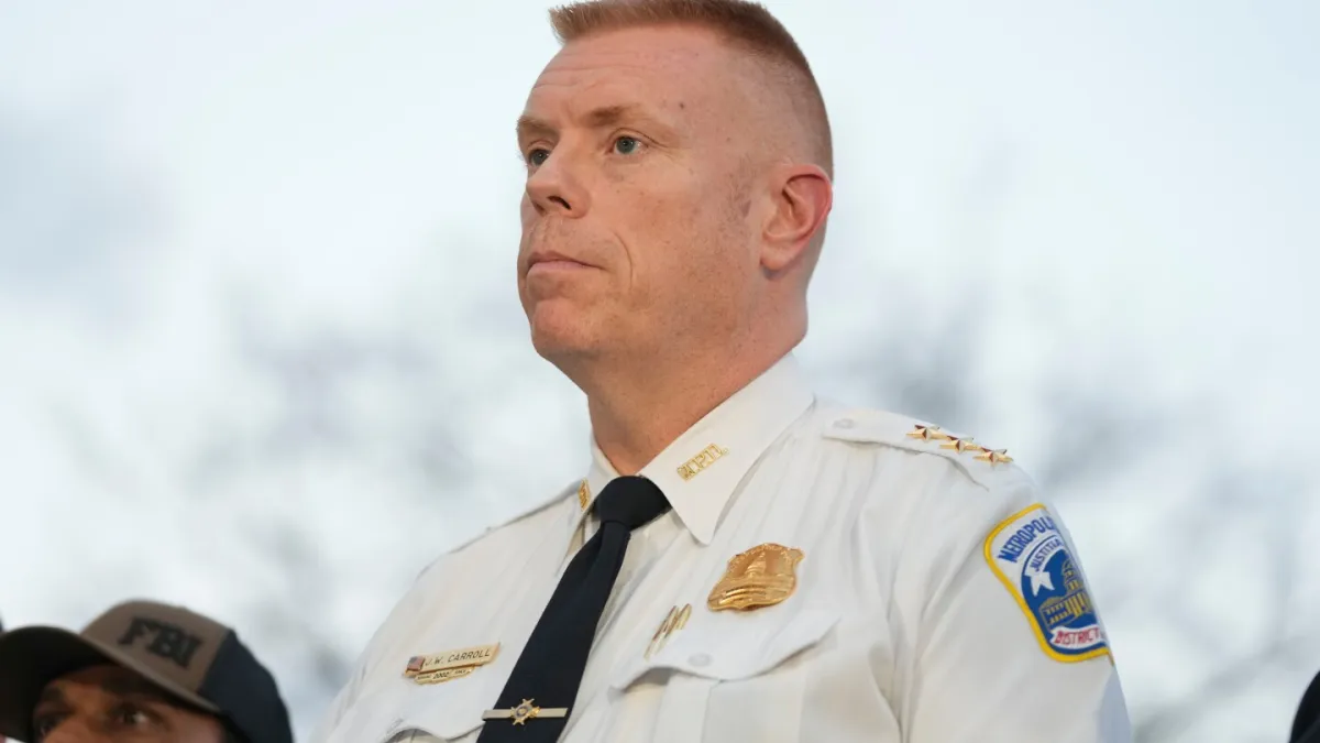 جفری کارول به عنوان رئیس پلیس موقت دی سی منصوب شد زیرا افزایش نیروهای اجرای قانون فدرال ادامه دارد