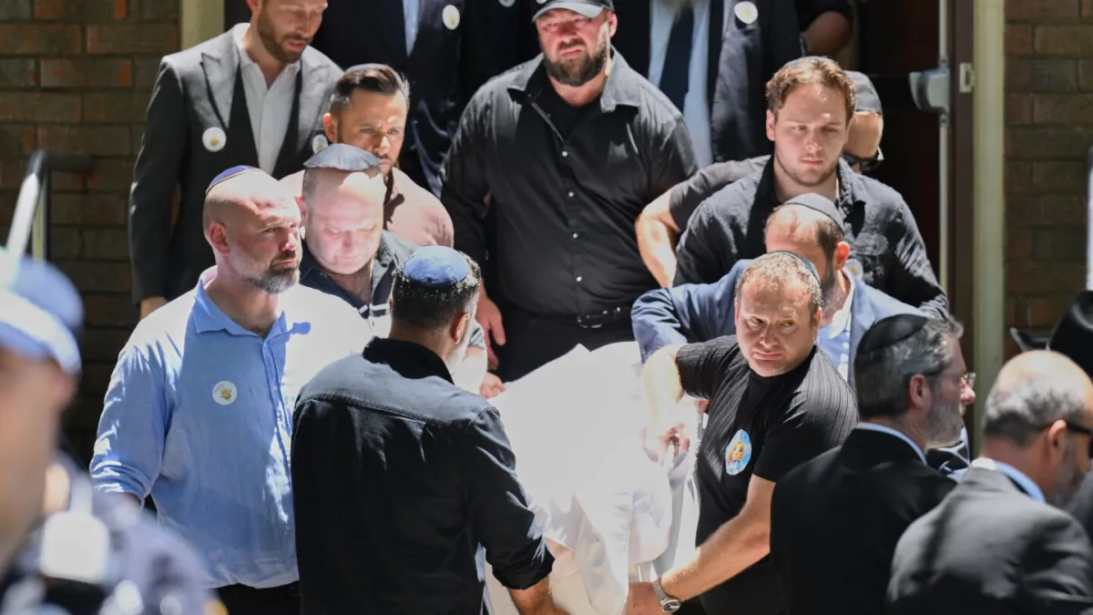 عزاداران برای کشته شدن 10 ساله در تیراندازی دسته جمعی بوندی غمگین می شوند در حالی که رهبر استرالیا وعده قوانین نفرت جدید را داده است.