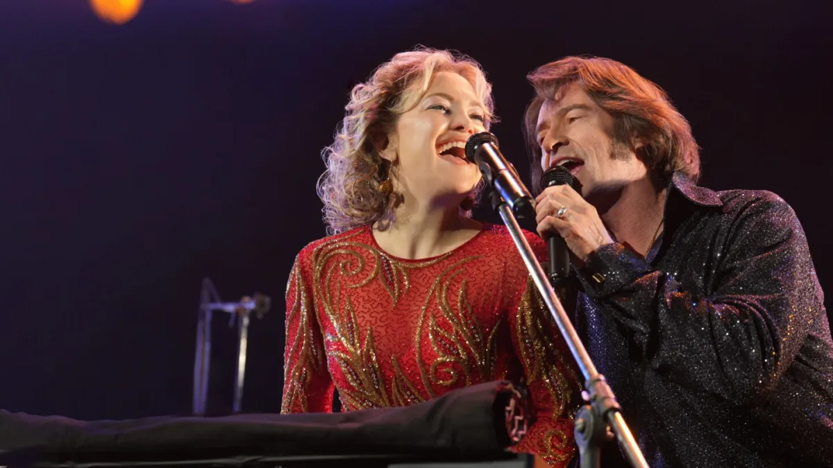 نقد و بررسی فیلم: «Song Sung Blue» الهام گرفته از نیل دیاموند همه نت‌های اشتباه را می‌زند