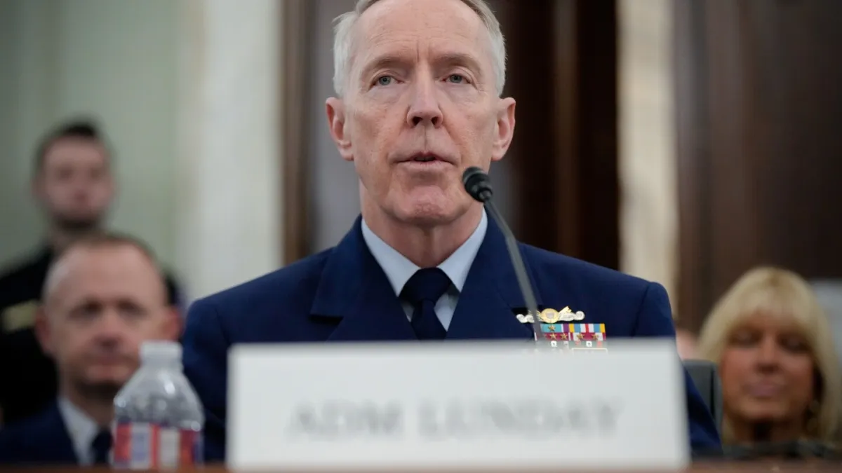 سناتور نامزدی گارد ساحلی را به دلیل سیاست در مورد صلیب شکسته، طناب و سایر نمادهای نفرت متوقف کرد.