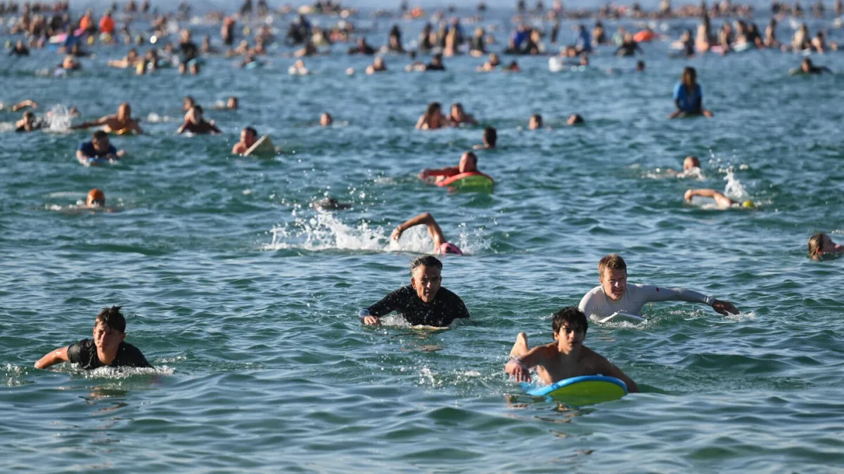 جمعیت طلوع خورشید برای آرامش و سرپیچی پس از یک قتل عام در ساحل بوندی جمع می شوند
