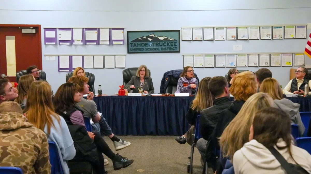 منطقه مدرسه ای کالیفرنیا در نزدیکی نوادا درگیر اختلاف بر سر سیاست های ورزشکاران ترنسجندر شد