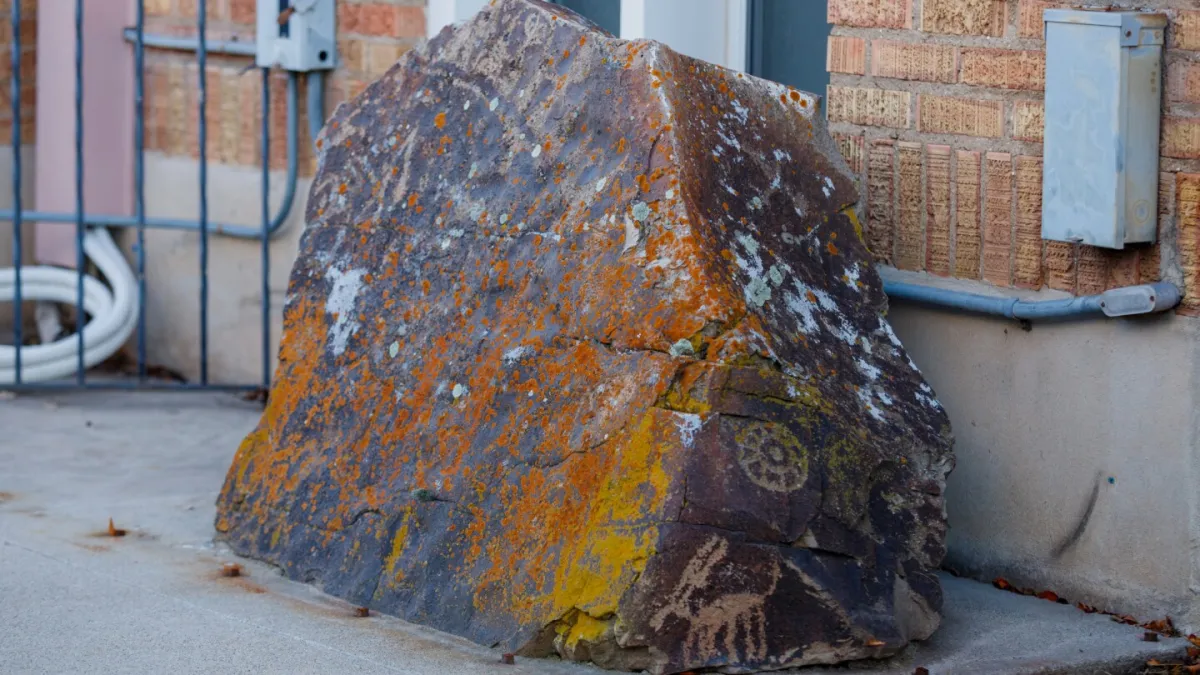 کلیسا پس از 14 سال تلاش، صخره مقدس پوشیده از سنگ نگاره را به کشور بازگرداند