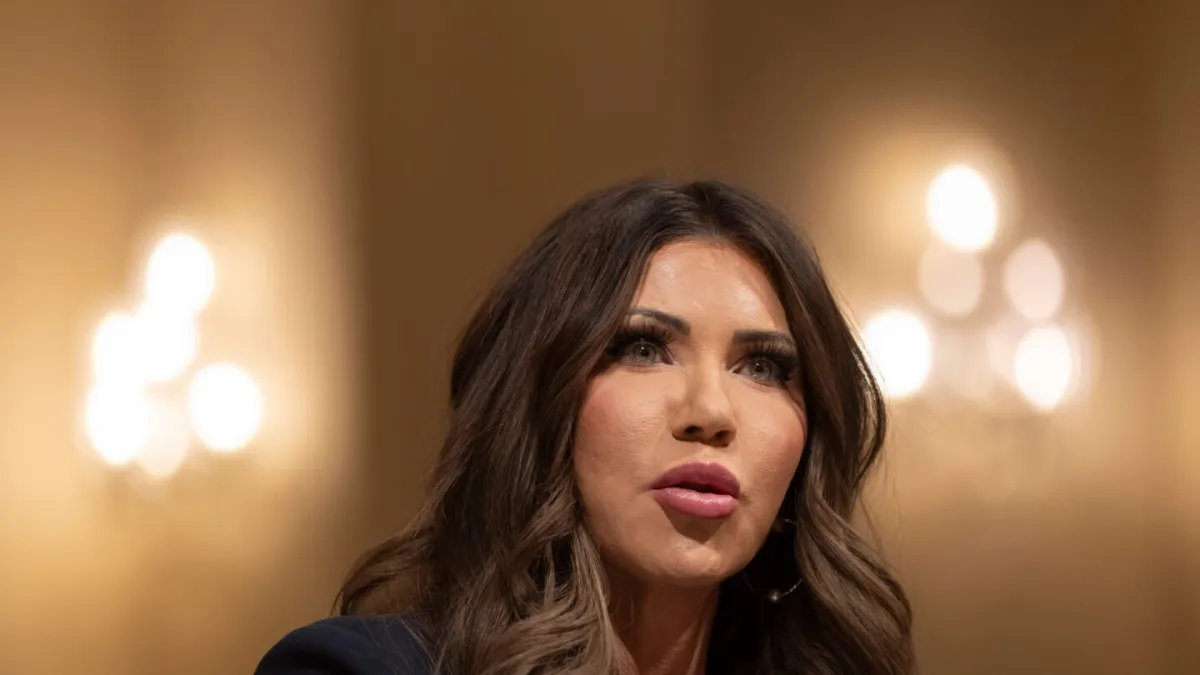 گارد ساحلی اشاره به صلیب‌های شکسته و طناب‌ها را که «به طور بالقوه تفرقه‌انگیز» هستند، کنار گذاشت.