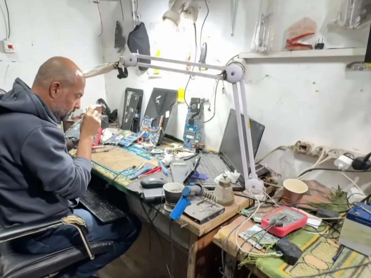 کارکنان فناوری غزه از آوار کد می نویسند زیرا جنگ اسرائیل زندگی دیجیتال را نابود می کند