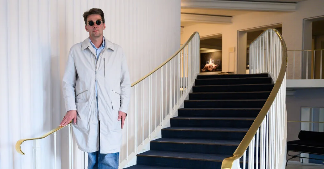 او مدفوع سگ را روی یک منتقد آغشته کرد. اکنون، او دوباره در کانون توجه است.