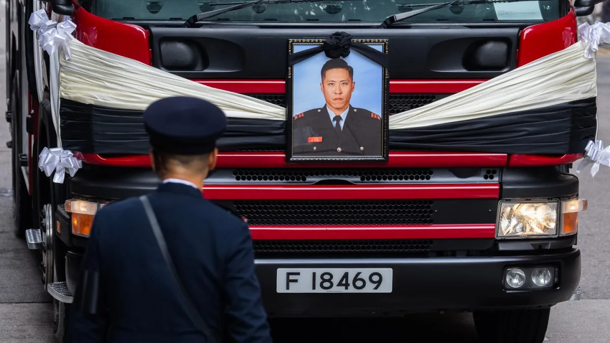 هنگ کنگ عزادار آتش‌نشان کشته شده در مرگبارترین آتش‌سوزی این شهر در دهه‌های اخیر است