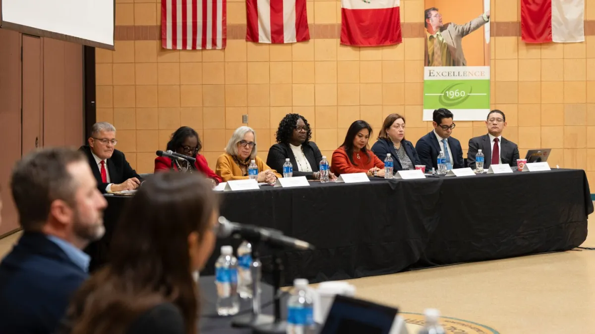 اولین جلسه هیئت ایلینوی در مورد تخلفات فدرال بر روی عوامل شیمیایی متمرکز است