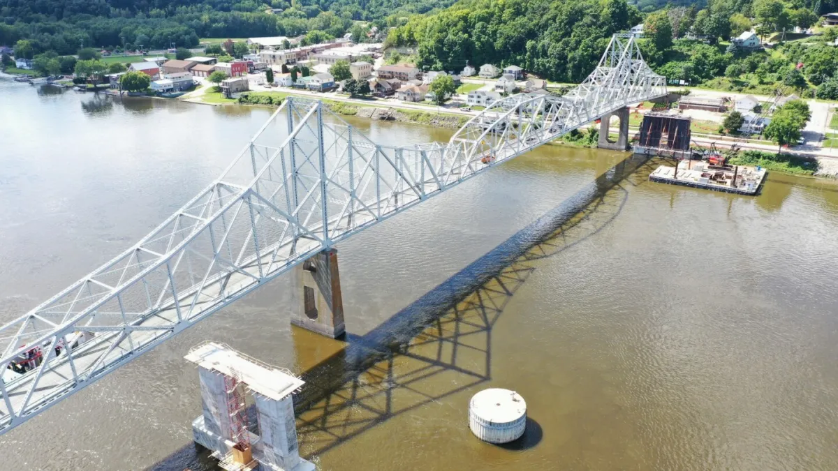 انفجار یک پل رودخانه می سی سی پی با قدمت نزدیک به یک قرن را خراب می کند