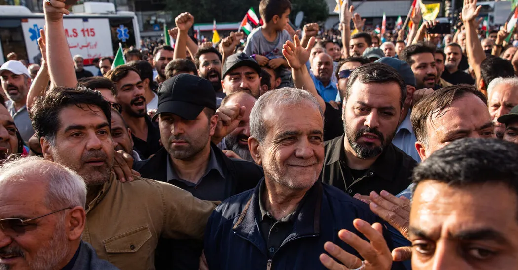 رئیس‌جمهور ایران می‌گوید نمی‌تواند برای حل مشکلات کشور "معجزه" بسازد