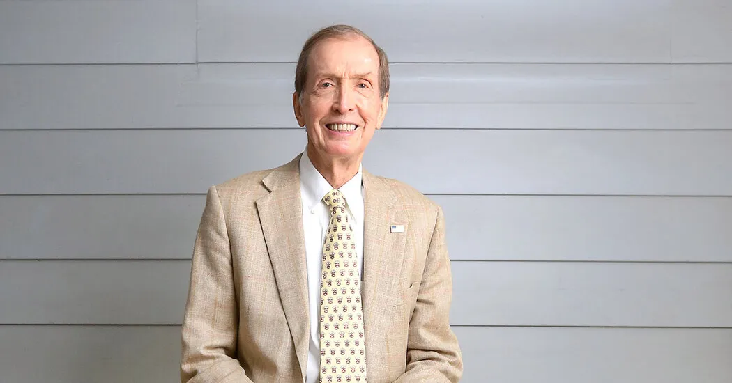 جان ای. اولسون، تحلیلگر اخراج شده برای شکاکیت انرون، در ۸۳ سالگی درگذشت