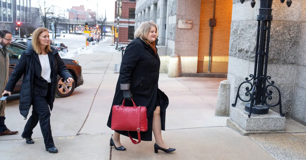 قاضی به دلیل ممانعت از ماموران در جستجوی مهاجر غیرقانونی محکوم شد