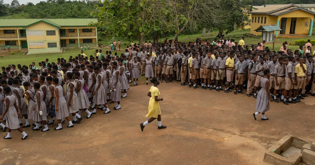 نظر | وقتی یک دختر را به مدرسه می فرستید چه اتفاقی می افتد