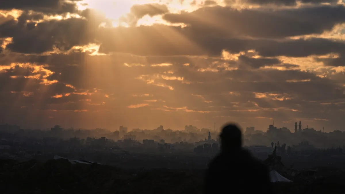 رهبر ارشد کاتولیک سرزمین مقدس از کلیسای غزه بازدید کرد و کودکان با کلاه بابانوئل و کفییه از آن استقبال کردند.