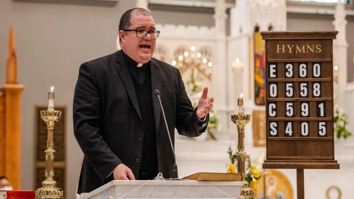 پاپ اسقف اسقف اسقف فلوریدا، کشیش حامی مهاجران را که مارآ لاگوی ترامپ در آن قرار دارد، معرفی کرد.