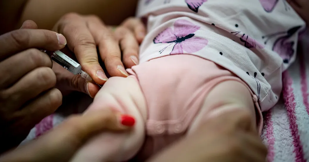 R.F.K. جونیور احتمالاً برنامه واکسن دوران کودکی ایالات متحده را با دانمارک تعویض می کند