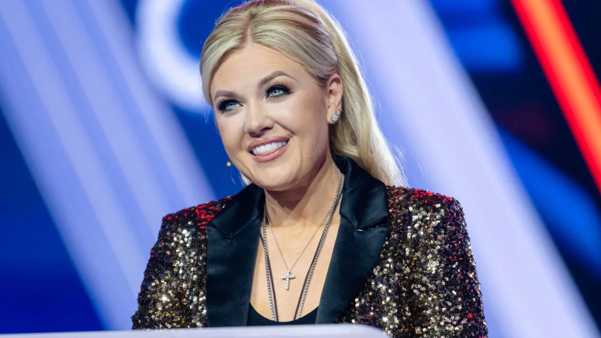 نقطه عطف ایالات متحده اریکا کرک از نامزدی بالقوه جی دی ونس برای ریاست جمهوری 2028 معاون رئیس جمهور حمایت می کند.