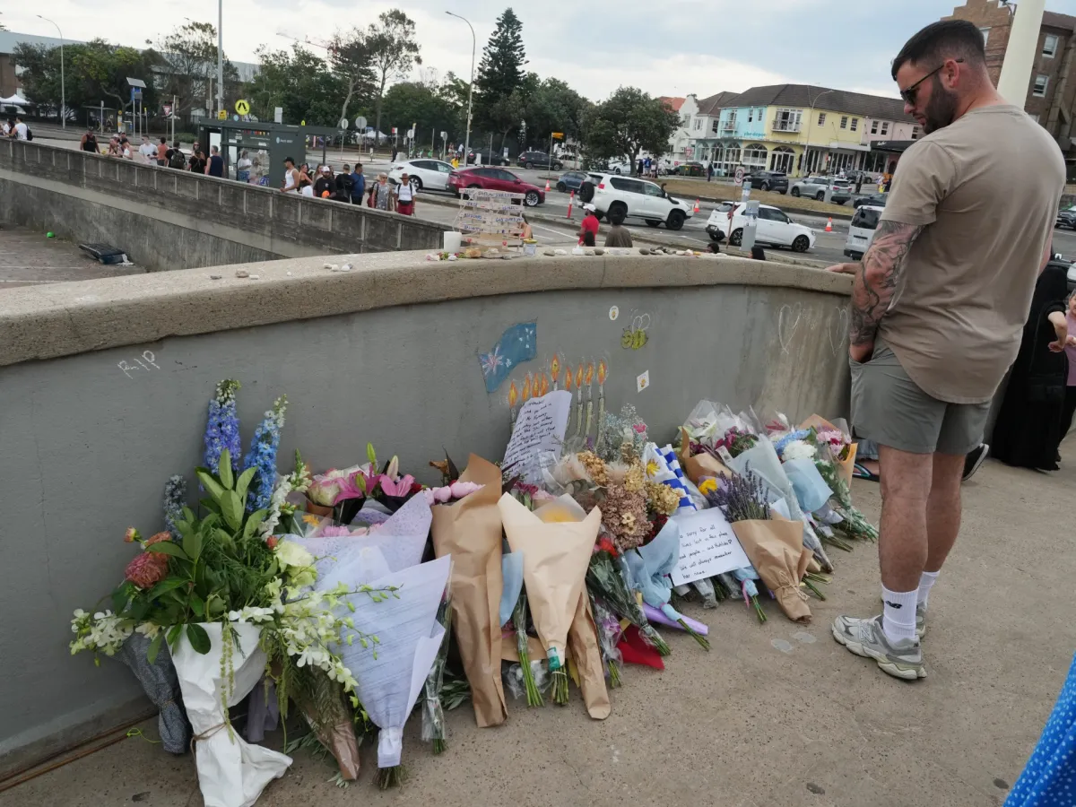 استرالیا به قربانیان ساحل بوندی احترام می گذارد، تحقیقات خدمات امنیتی را آغاز می کند