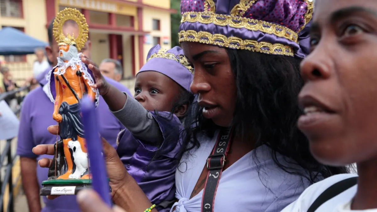 کوبایی‌ها در زیارت سان لازارو یا بابالو آیه از سعادت و سلامتی در مواجهه با بیماری‌های همه‌گیر درخواست می‌کنند.