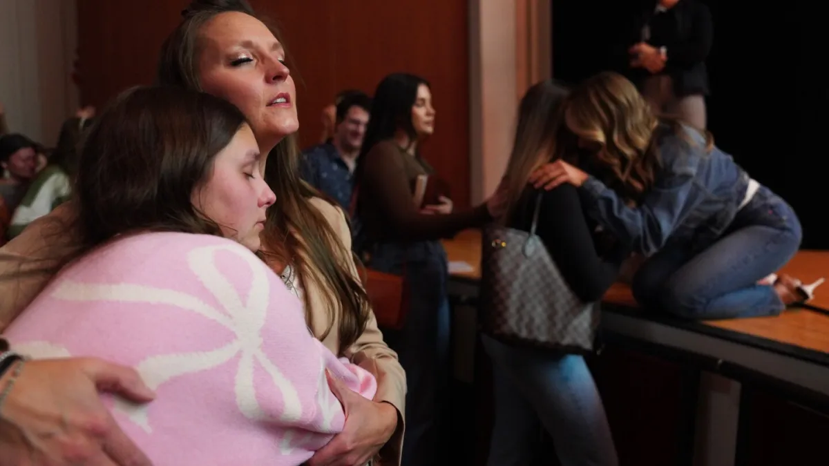 این تأثیرگذاران مسیحیت را به صورت آنلاین آموزش می دهند - و جوانان به آنها گوش می دهند