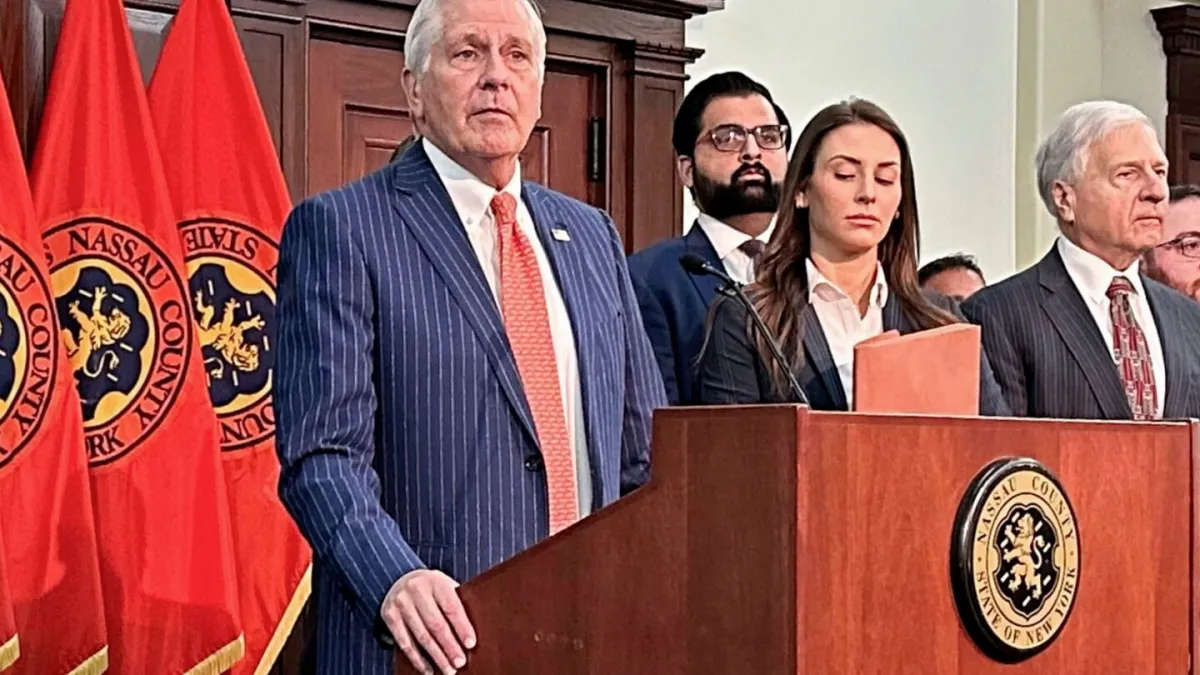 ترامپ چند روز پس از تعلیق مبارزات انتخاباتی، متحد دیرینه استفانیک، از مدیران اجرایی شهرستان برای فرمانداری نیویورک حمایت کرد.