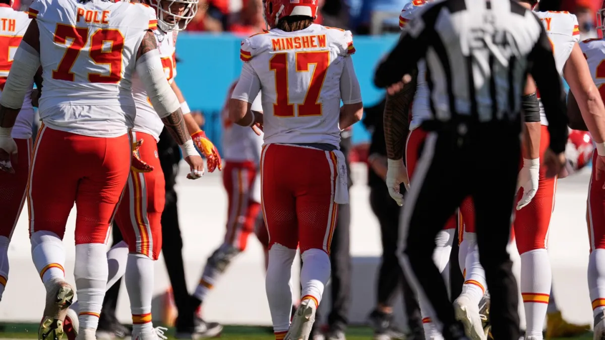 چیف ها یک QB دیگر را به دلیل آسیب دیدگی زانو از دست می دهند. گاردنر مینشو با شکست مقابل تایتانز شکست خورد