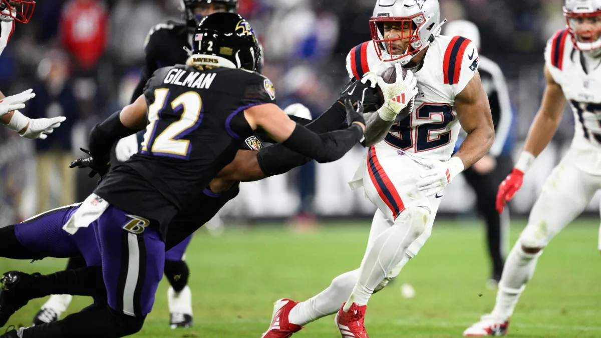 RB Treveyon Henderson، تازه‌کار پاتریوتز، به دلیل مصدومیت از ناحیه سر مقابل ریونز کنار رفت