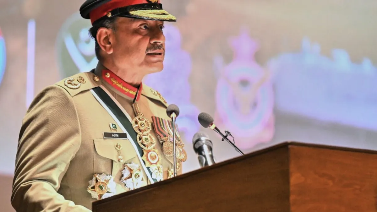 Saudi Arabia awards Pakistan’s powerful army chief highest national honor after defense pact