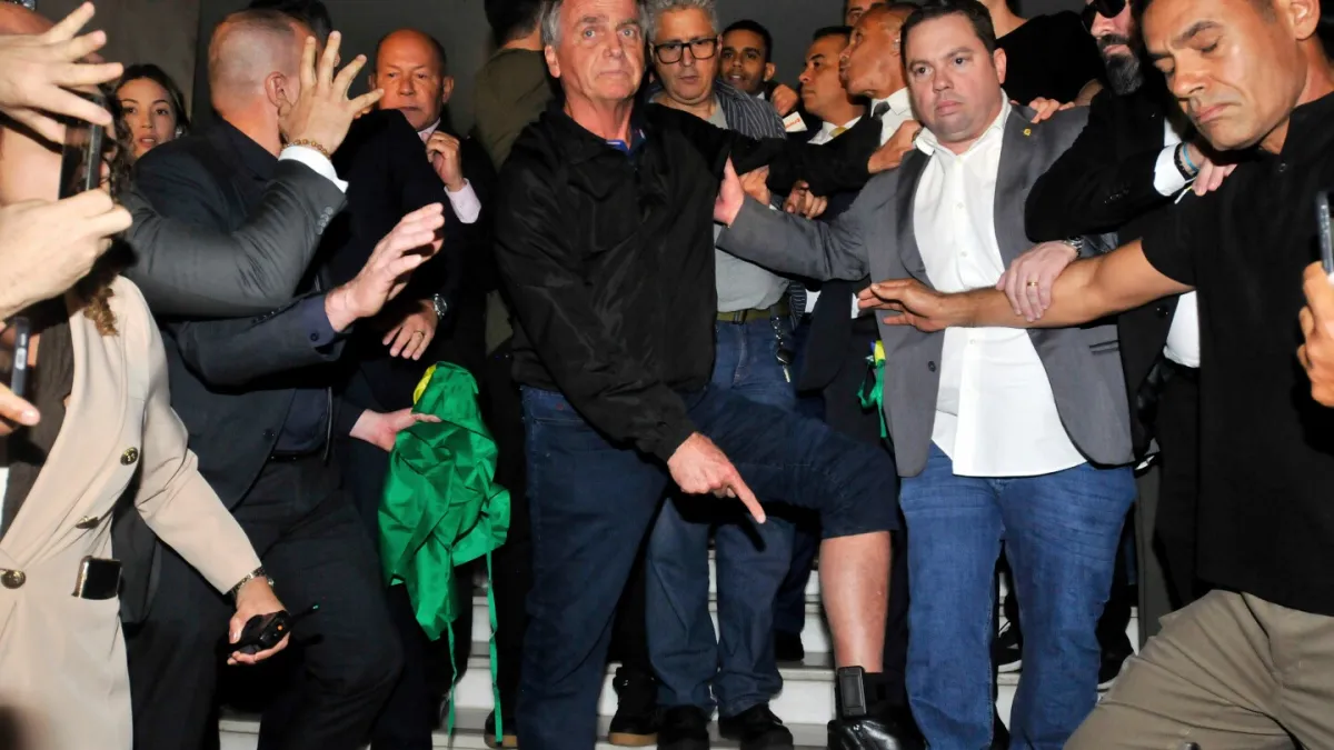 ژایر بولسونارو، رئیس جمهور سابق برزیل، تحت عمل جراحی فتق مضاعف قرار گرفت