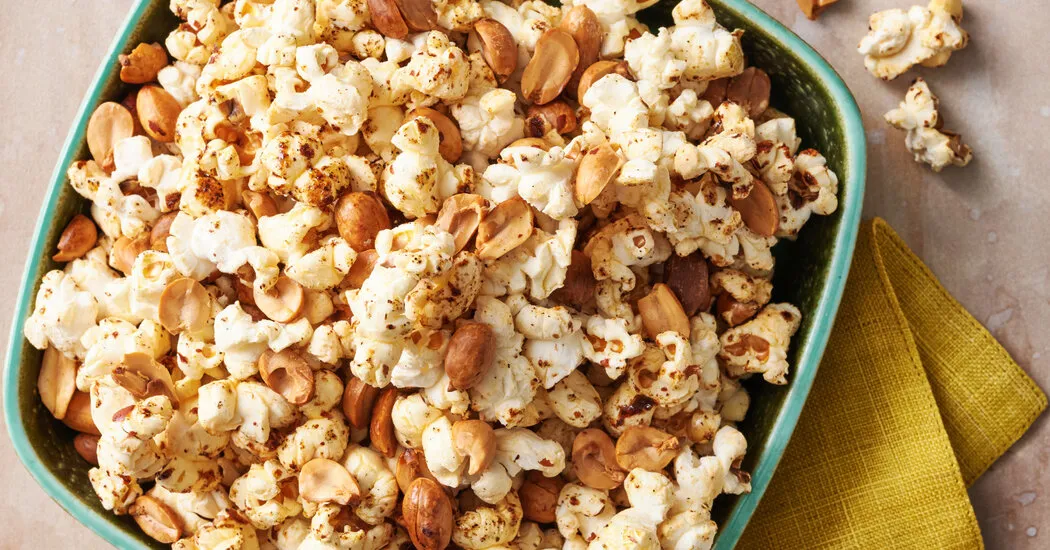 پاپ کورن و بادام زمینی شیرین و نمکی برای میان وعده کریسمس