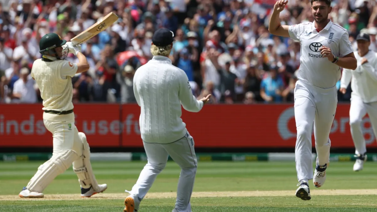 برتری خاکستر انگلیس: بازدیدکنندگان پس از پیروزی در پرتاب در MCG، 4 ویکت استرالیا را به دست آوردند.