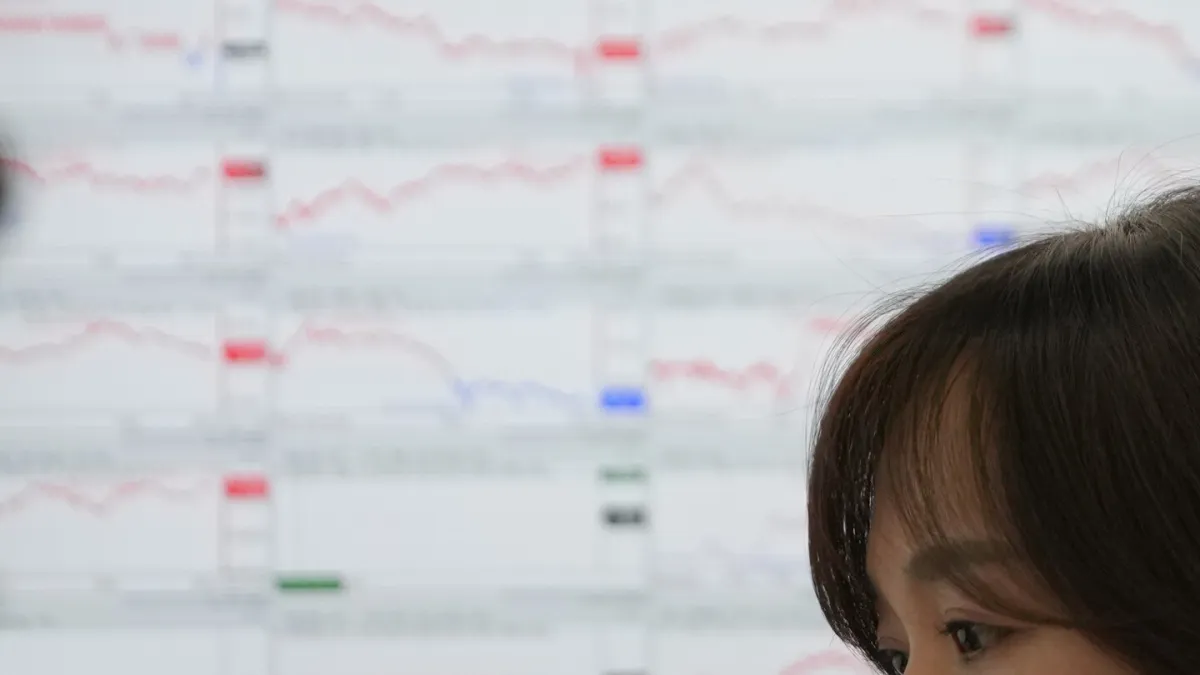 سهام آسیایی مختلط است، در حالی که طلا و نقره به بالاترین حد خود رسیدند