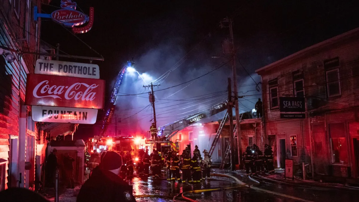 آتش سوزی در بندر قدیمی پورتلند، مین، به ساحل تاریخی آن آسیب رساند و حداقل یک قایق را غرق کرد.
