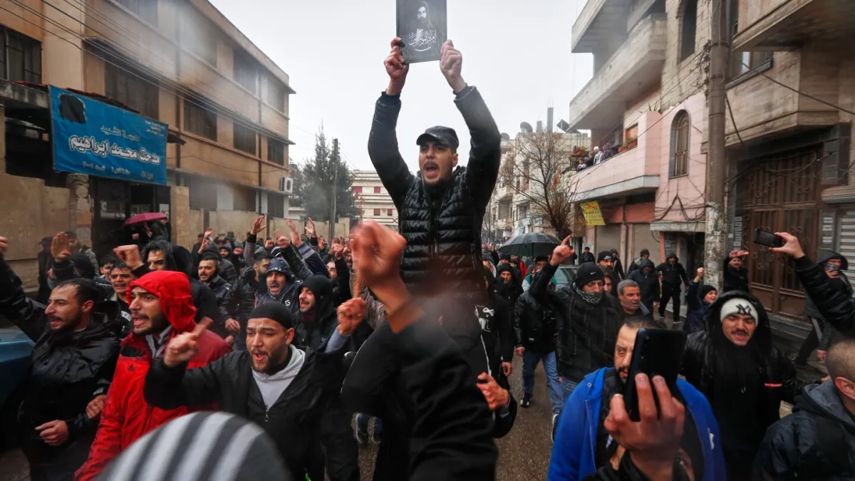 صدها نفر در حمص سوریه پس از بمب گذاری مرگبار در مسجد عزاداری کردند