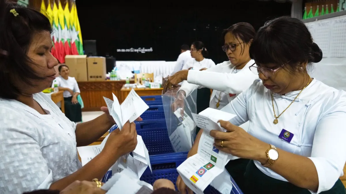 میانمار اولین انتخابات را پس از به دست گرفتن قدرت توسط ارتش برگزار می‌کند، اما منتقدان می‌گویند این رای ساختگی است