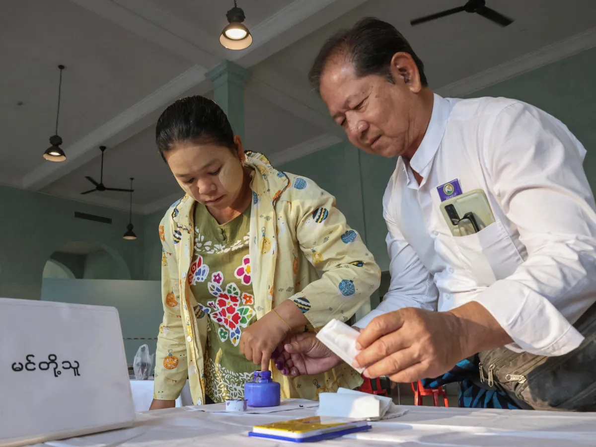 إغلاق صناديق الاقتراع في ميانمار مع إجراء الجيش أول انتخابات منذ انقلاب 2021