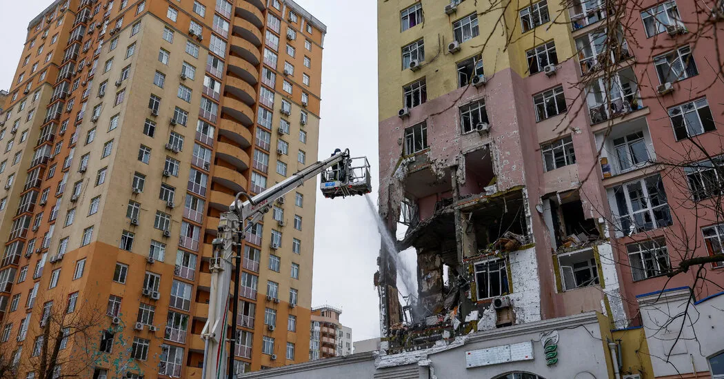 روسيا تقصف كييف قبل لقاء ترامب وزيلينسكي