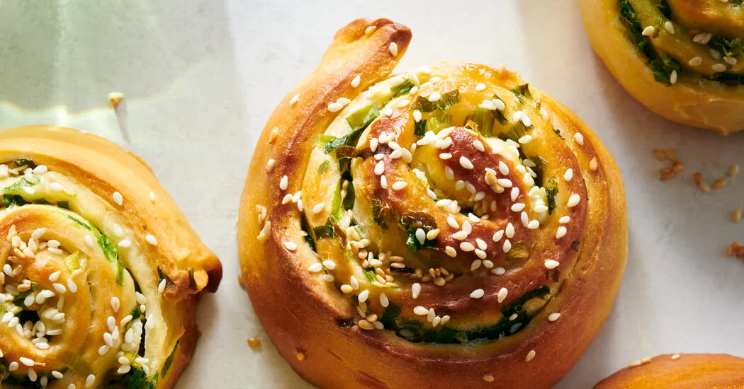 كعك البصل الأخضر بالسمسم، والمزيد من المخبوزات اللذيذة