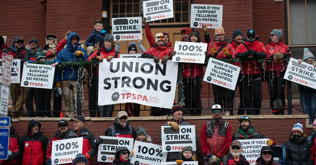 منحدرات التزلج فارغة بسبب النزاع العمالي الذي أدى إلى إغلاق مدينة تيلورايد بولاية كولورادو.
