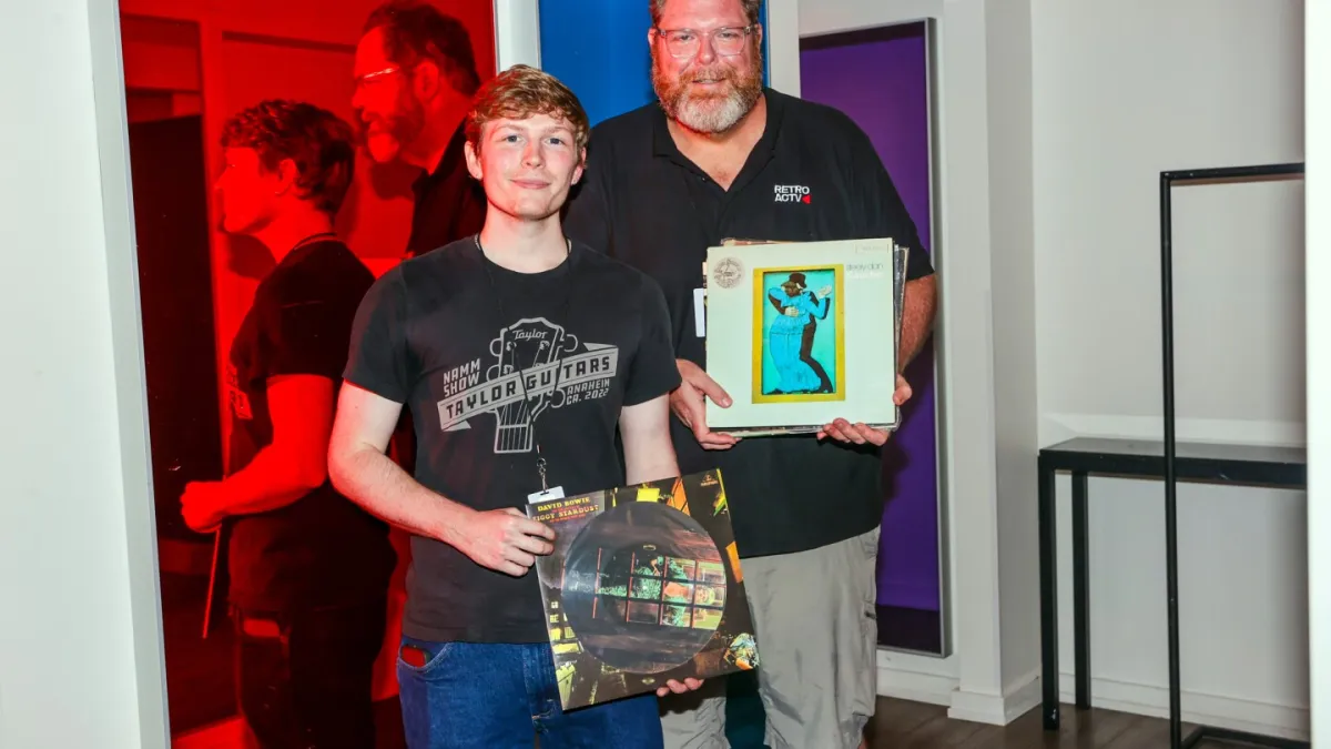 "گذشته آسایش می دهد": یافتن پناهگاه در جزایر آنالوگ در میان عمیق تر شدن دریاهای دیجیتال