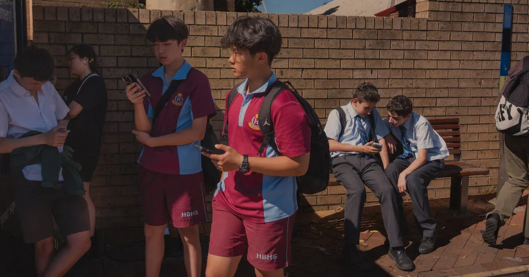 الآباء والأمهات، الذين أرهقهم القلق، ينظرون بشوق إلى حظر وسائل التواصل الاجتماعي في أستراليا